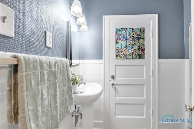 bathroom featuring tile walls