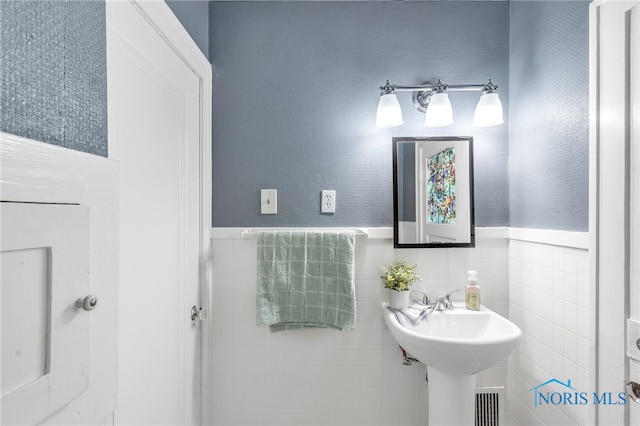 bathroom featuring tile walls