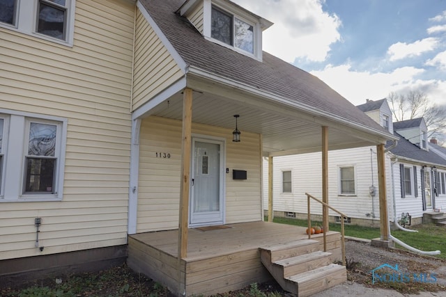 property entrance featuring a deck