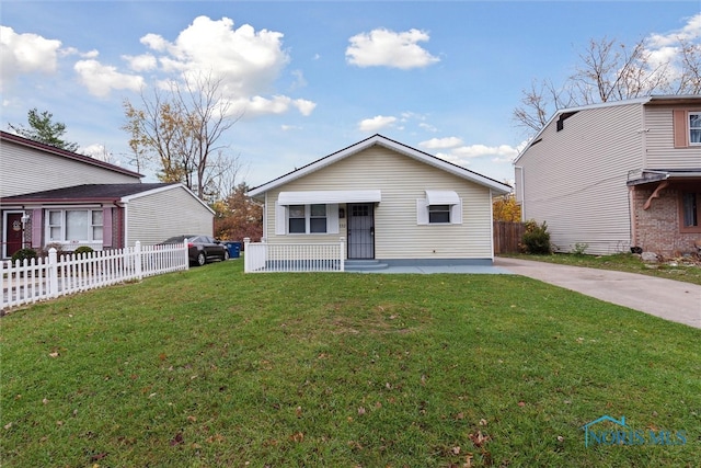 view of front of property with a front yard