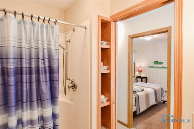 bathroom featuring a shower with shower curtain