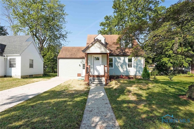 view of front facade with a front lawn