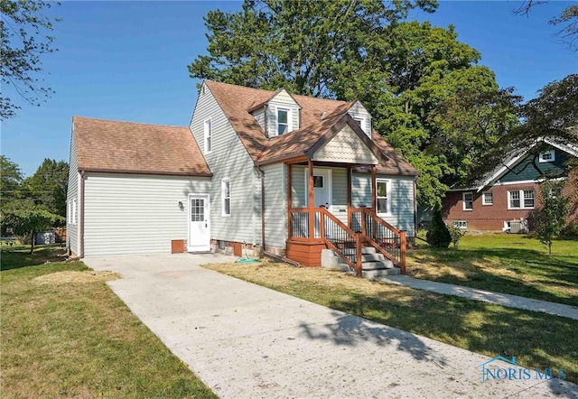 view of front of property featuring a front yard