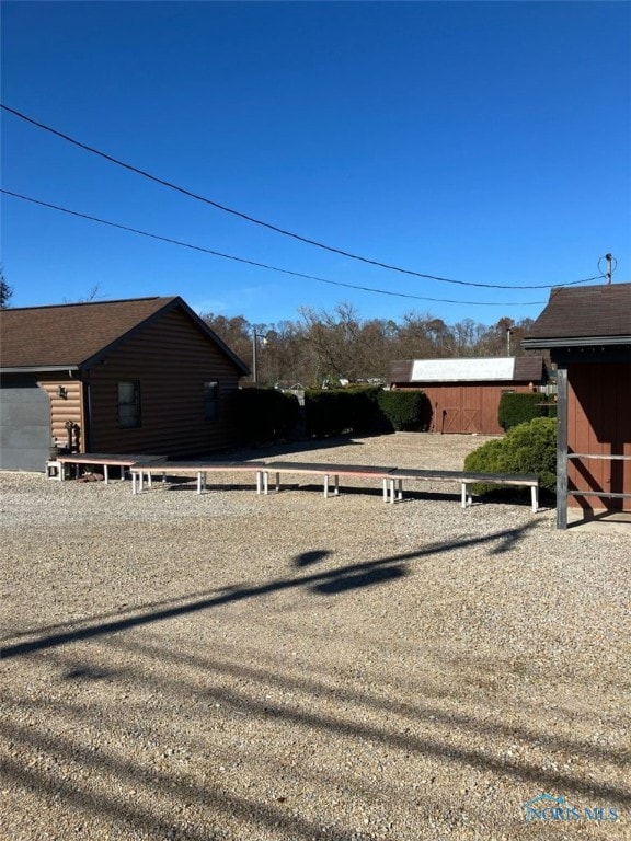 view of yard with an outbuilding