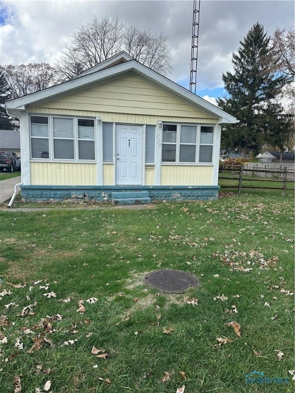 view of front of house featuring a front yard