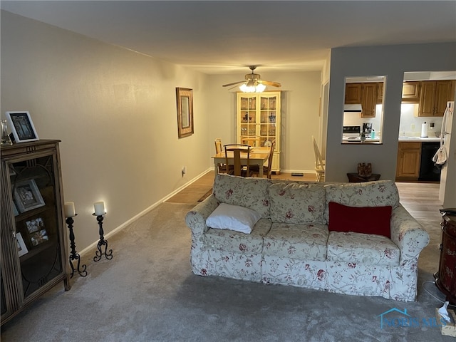 carpeted living room featuring ceiling fan