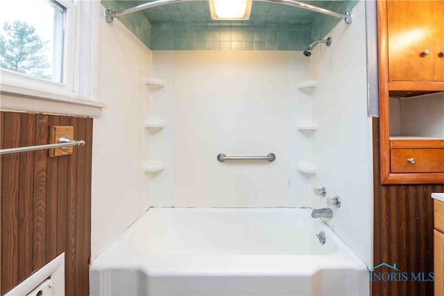 bathroom with washtub / shower combination