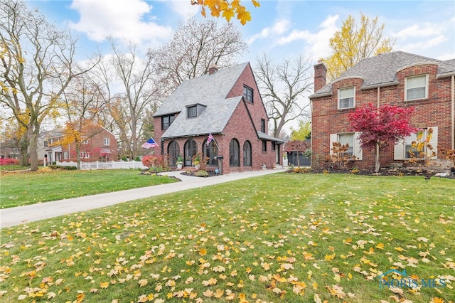 view of front of property with a front yard