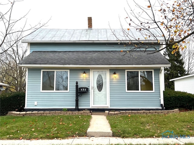 view of front of home featuring a front lawn