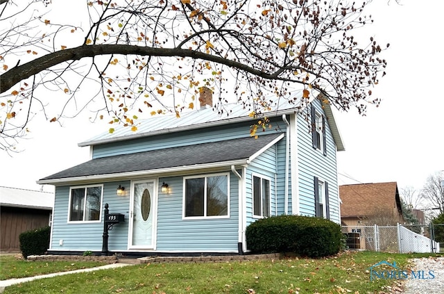 view of front of home featuring a front yard