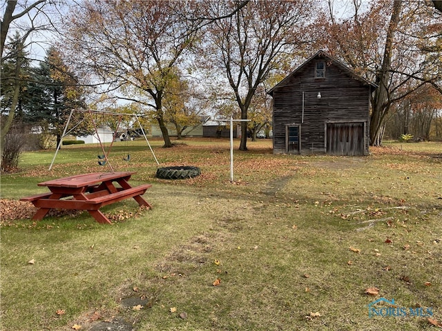 view of yard featuring an outbuilding