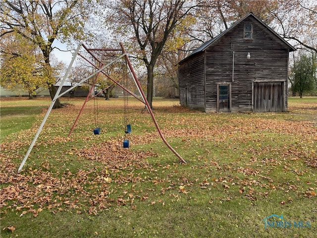 view of yard featuring an outdoor structure