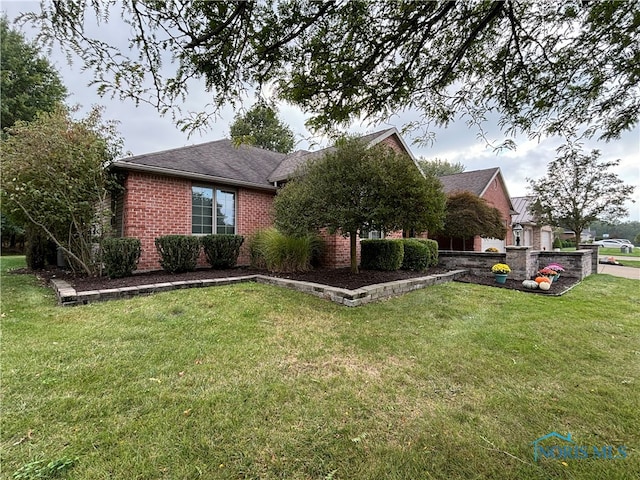 view of front facade featuring a front yard