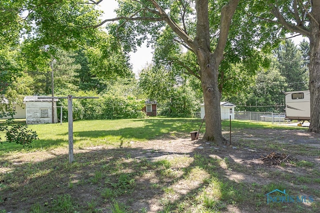 view of yard featuring a shed