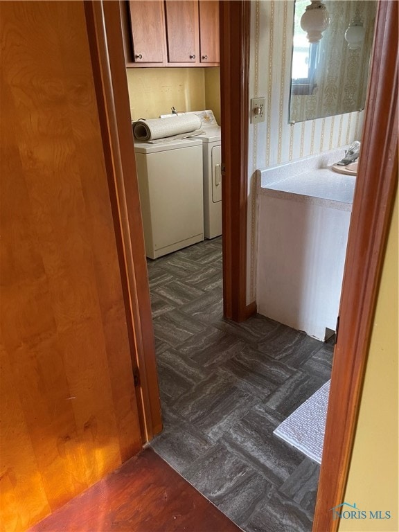 washroom featuring cabinets and washing machine and dryer