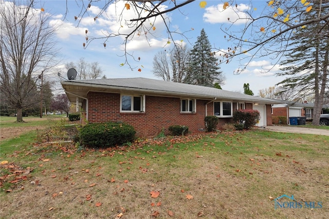 view of front facade featuring a front yard