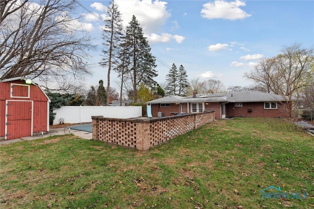 view of yard featuring an outbuilding