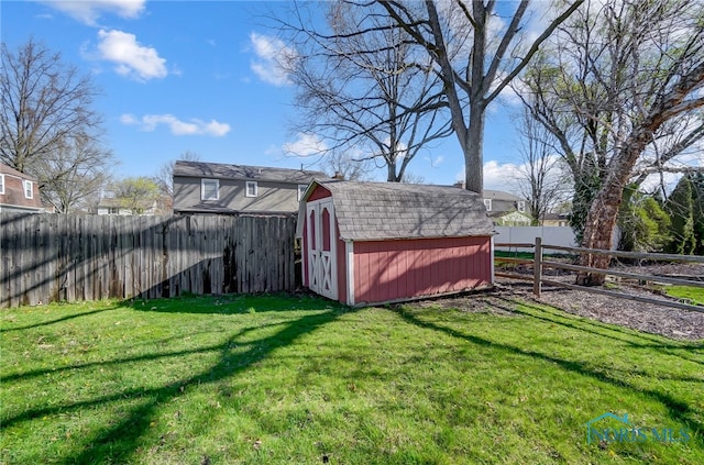 view of yard with a shed