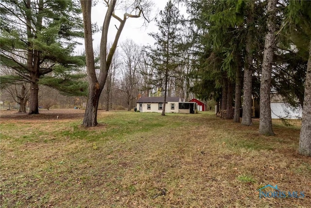 view of yard featuring an outbuilding