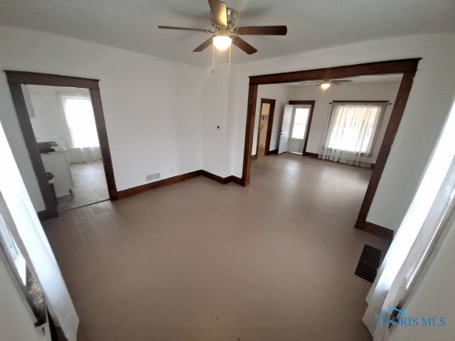 empty room featuring ceiling fan