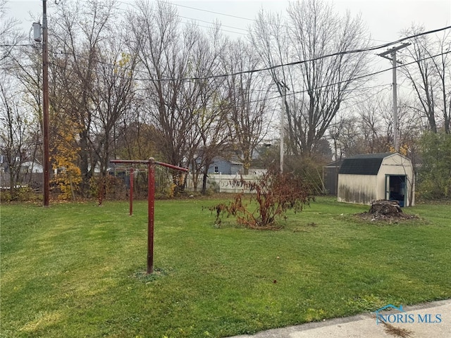 view of yard featuring a storage shed