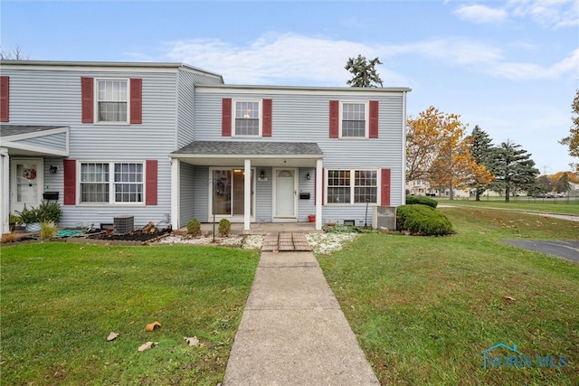 view of front facade featuring a front yard