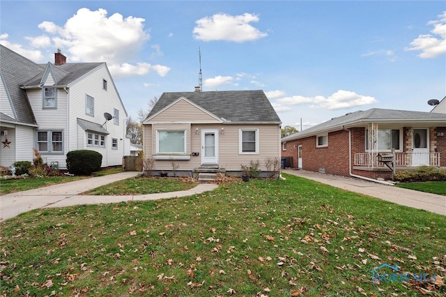 bungalow featuring a front lawn