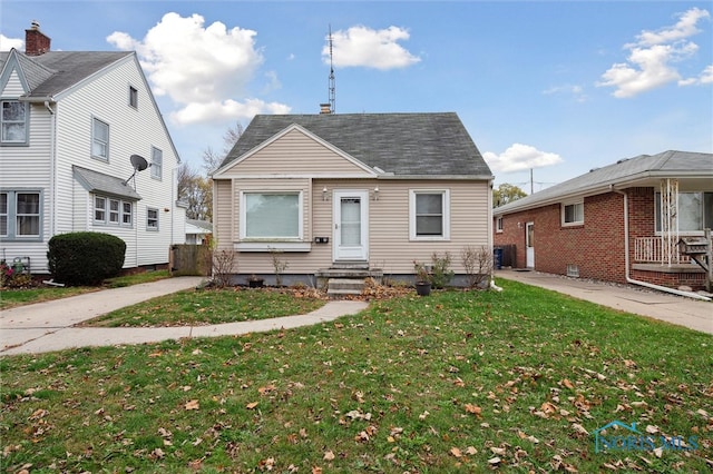 bungalow featuring a front lawn