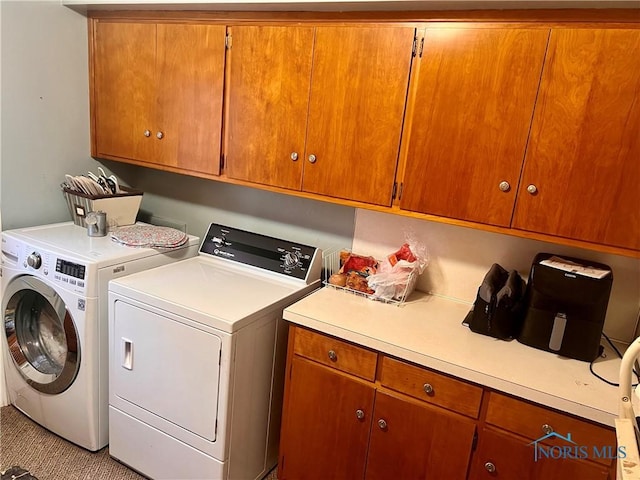 laundry room with cabinets and independent washer and dryer