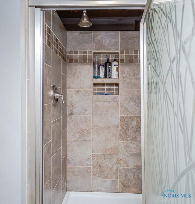 bathroom featuring tiled shower