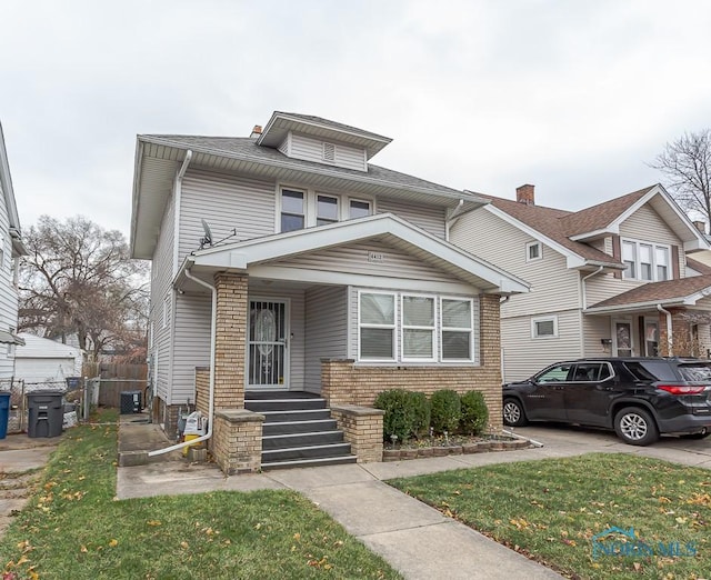 view of front of home featuring a front yard