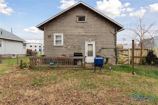 back of house featuring a yard