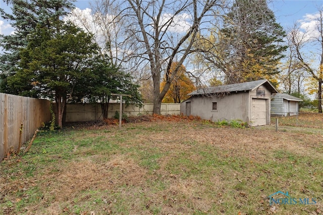 view of yard featuring a garage and an outdoor structure