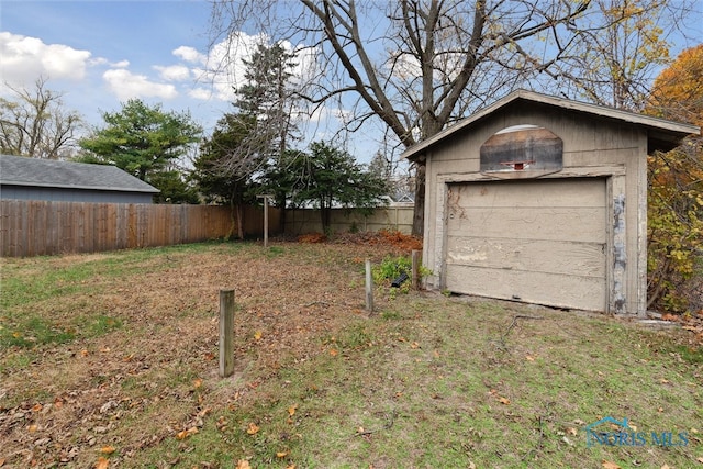 view of yard with a shed