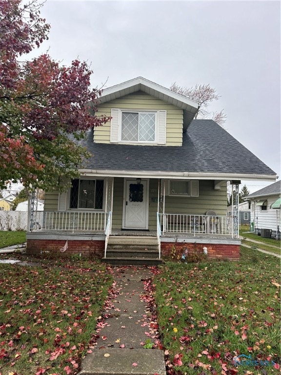 view of front of home featuring a front lawn and a porch