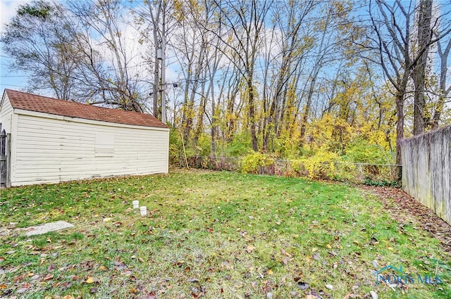 view of yard with a storage shed