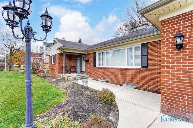 view of front of property with a front yard