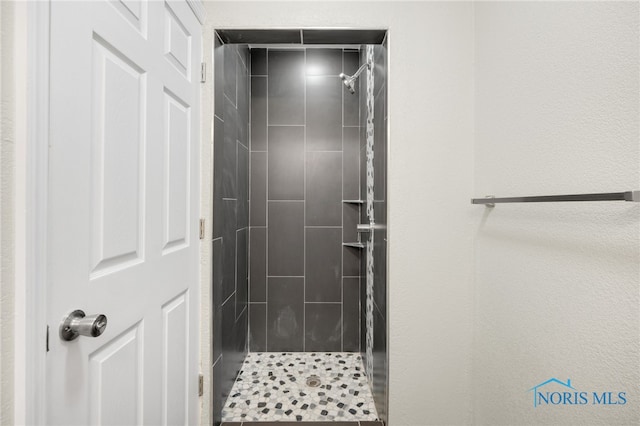 bathroom featuring tiled shower