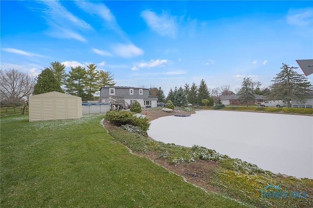 view of yard with a swimming pool