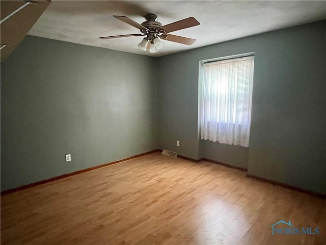 unfurnished room featuring light hardwood / wood-style flooring and ceiling fan