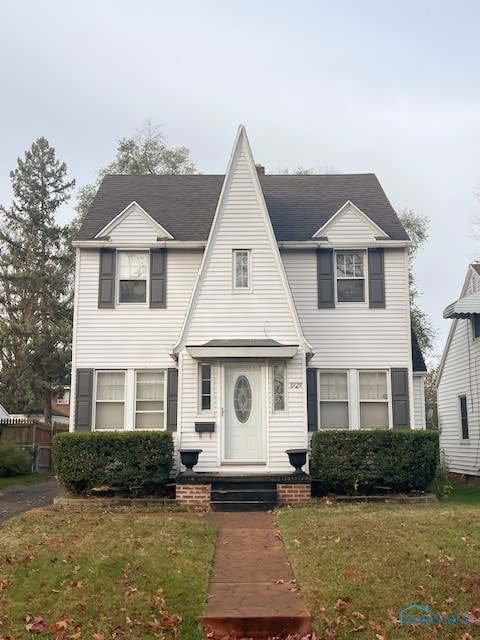 view of front facade with a front lawn