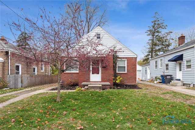 view of front of property featuring a front lawn