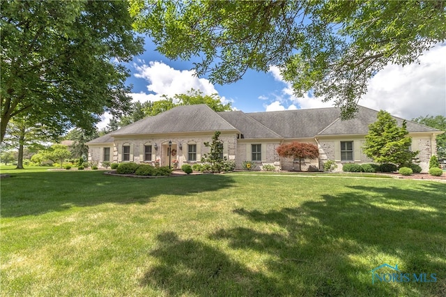 view of front of property featuring a front lawn