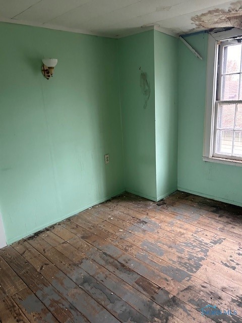 spare room featuring dark wood-type flooring