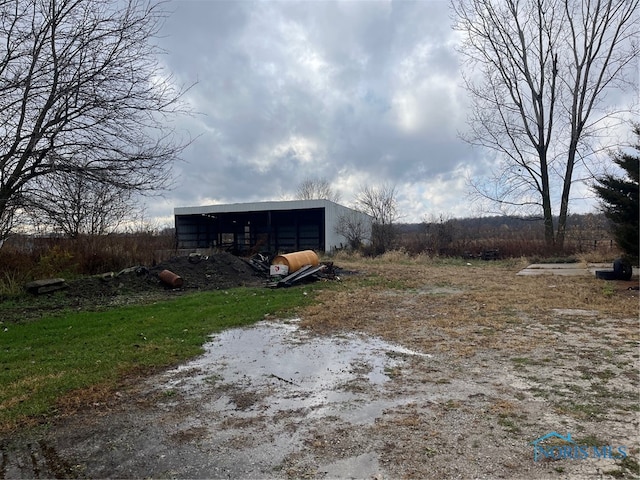 view of yard with an outdoor structure