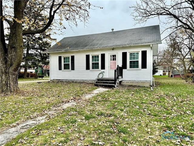 view of front facade with a front lawn