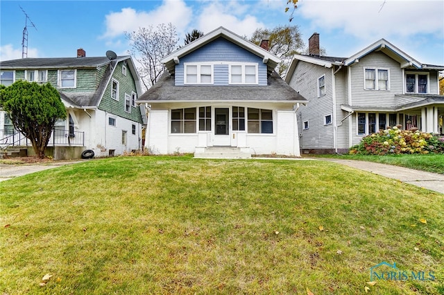 view of front of home featuring a front lawn