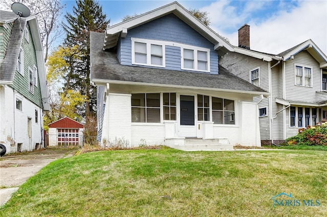 view of front of property with a front lawn