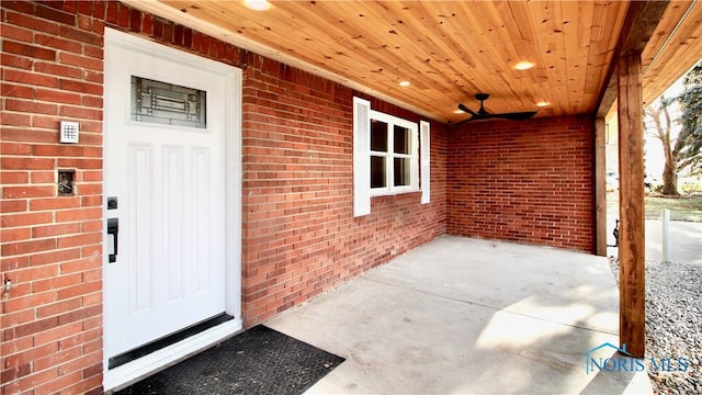 doorway to property with ceiling fan