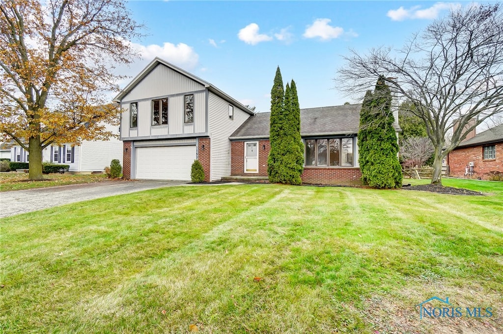 view of front of house featuring a front yard and a garage